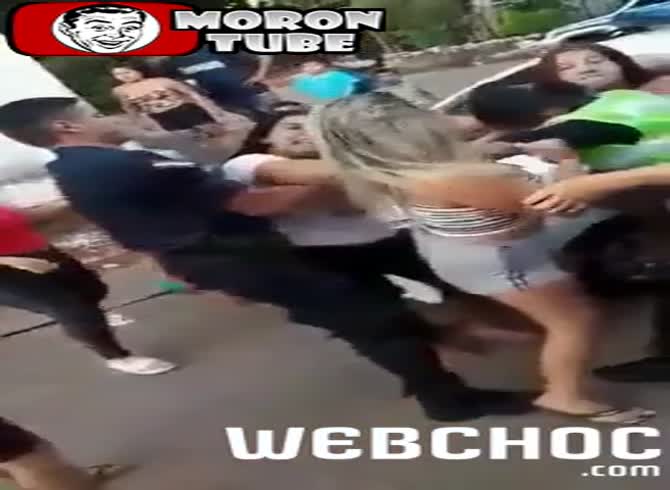 Video :They attack cops to stop them from making an arrest